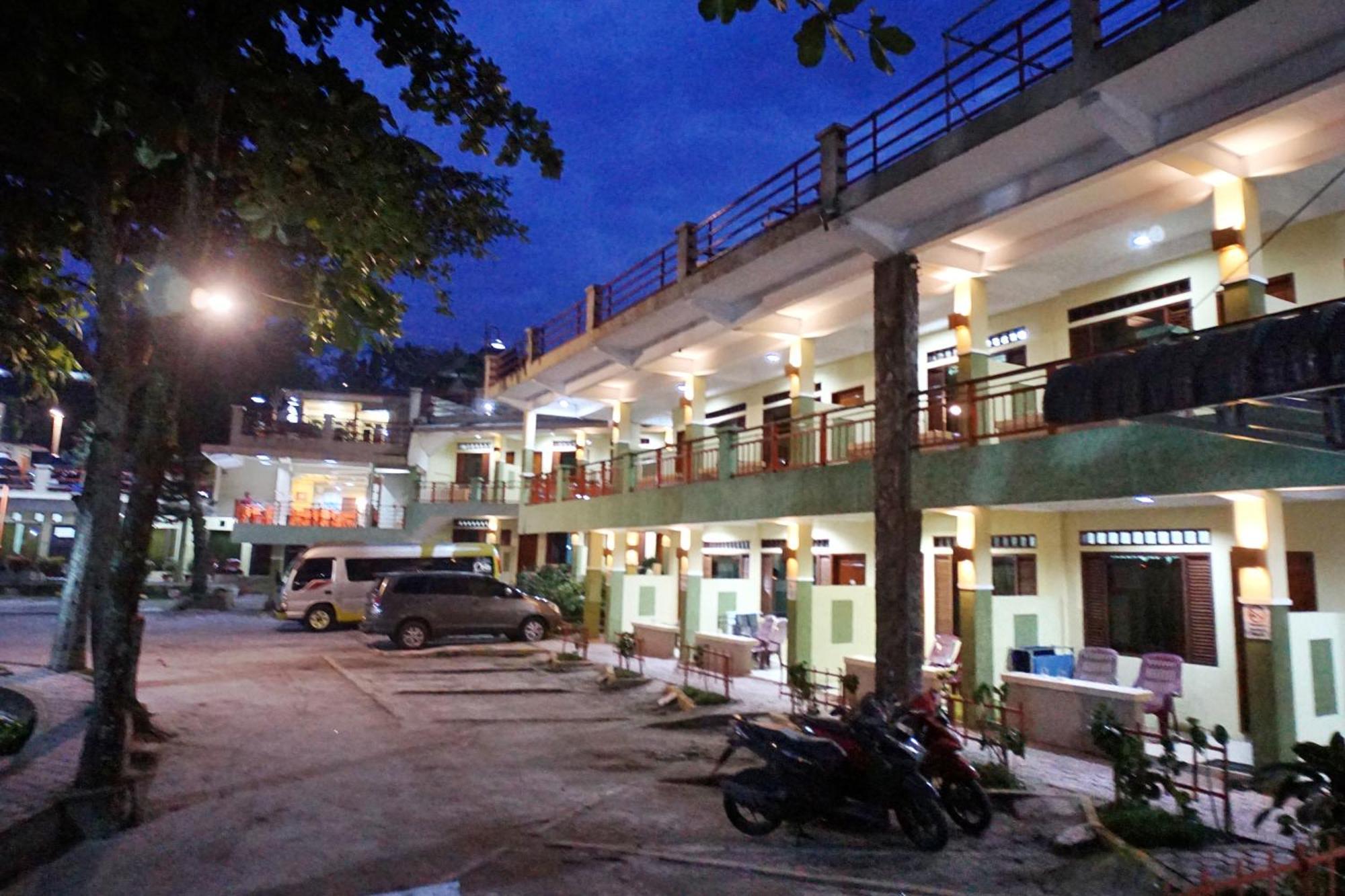 Pandu Lakeside Hotel Parapat Exterior photo